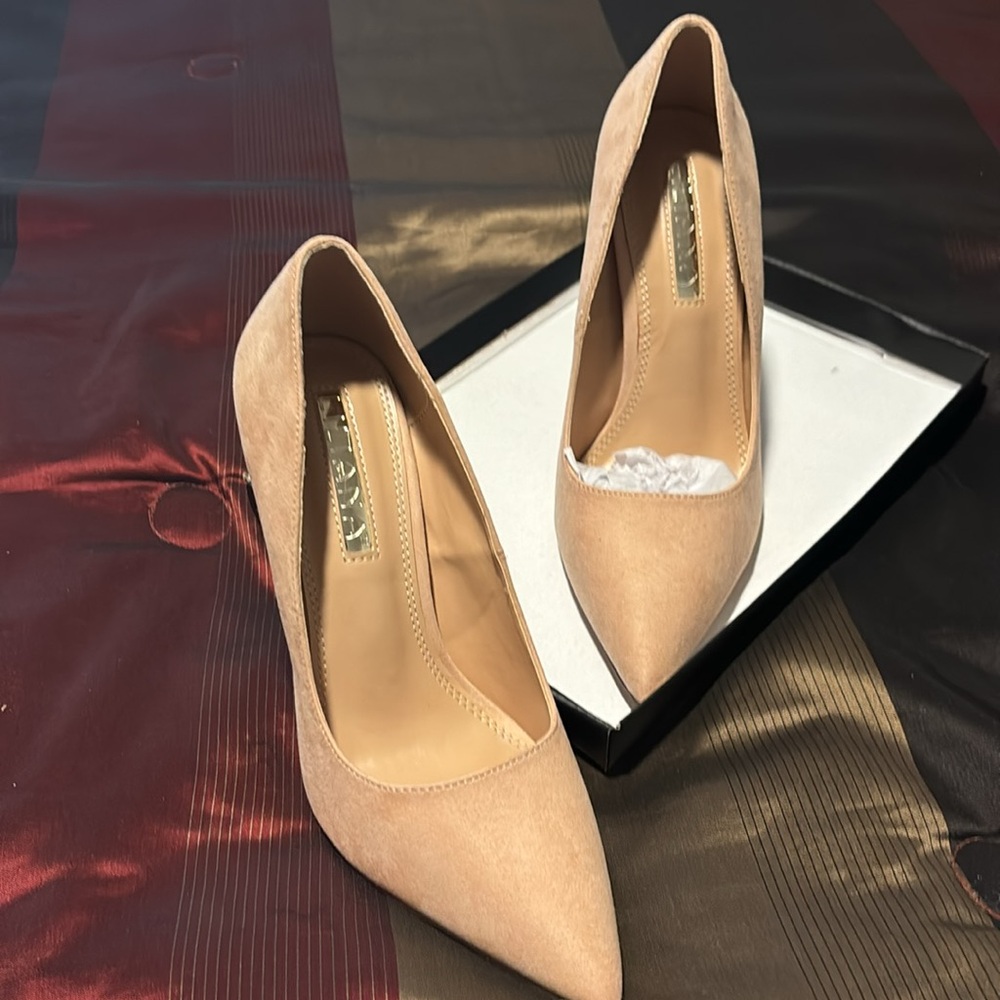 Beautiful nude, stiletto size 8 1/2 never worn with dust bags
